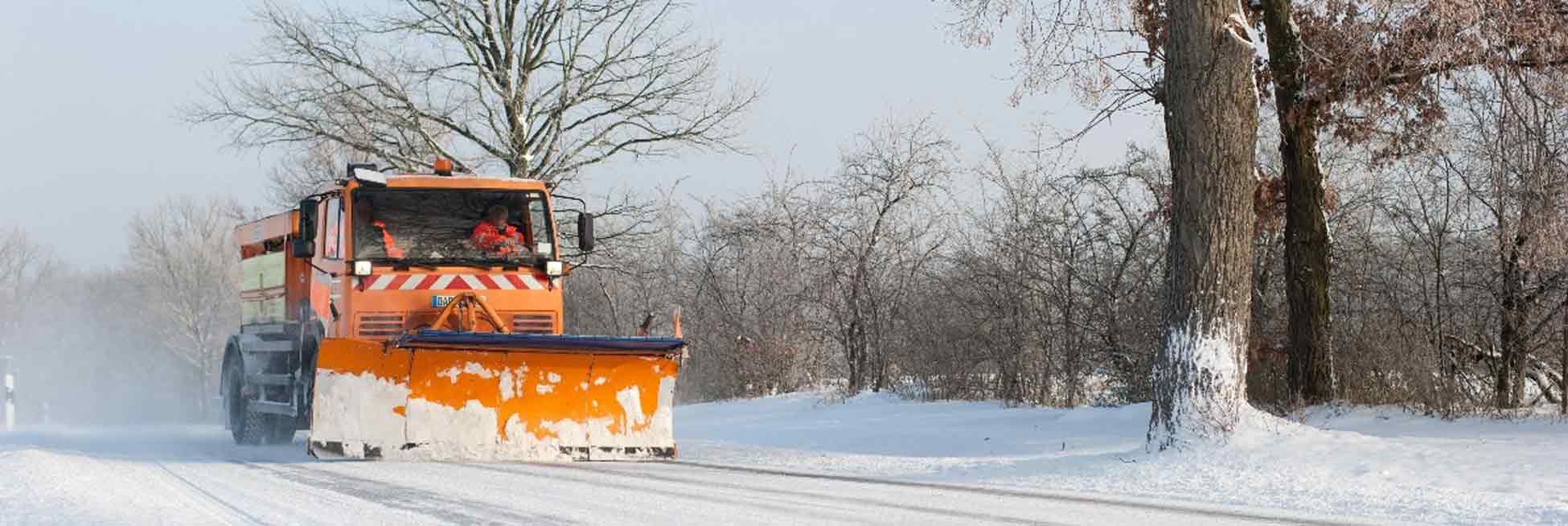 Winterdienst Fahrzeug bei der Arbeit in Essen